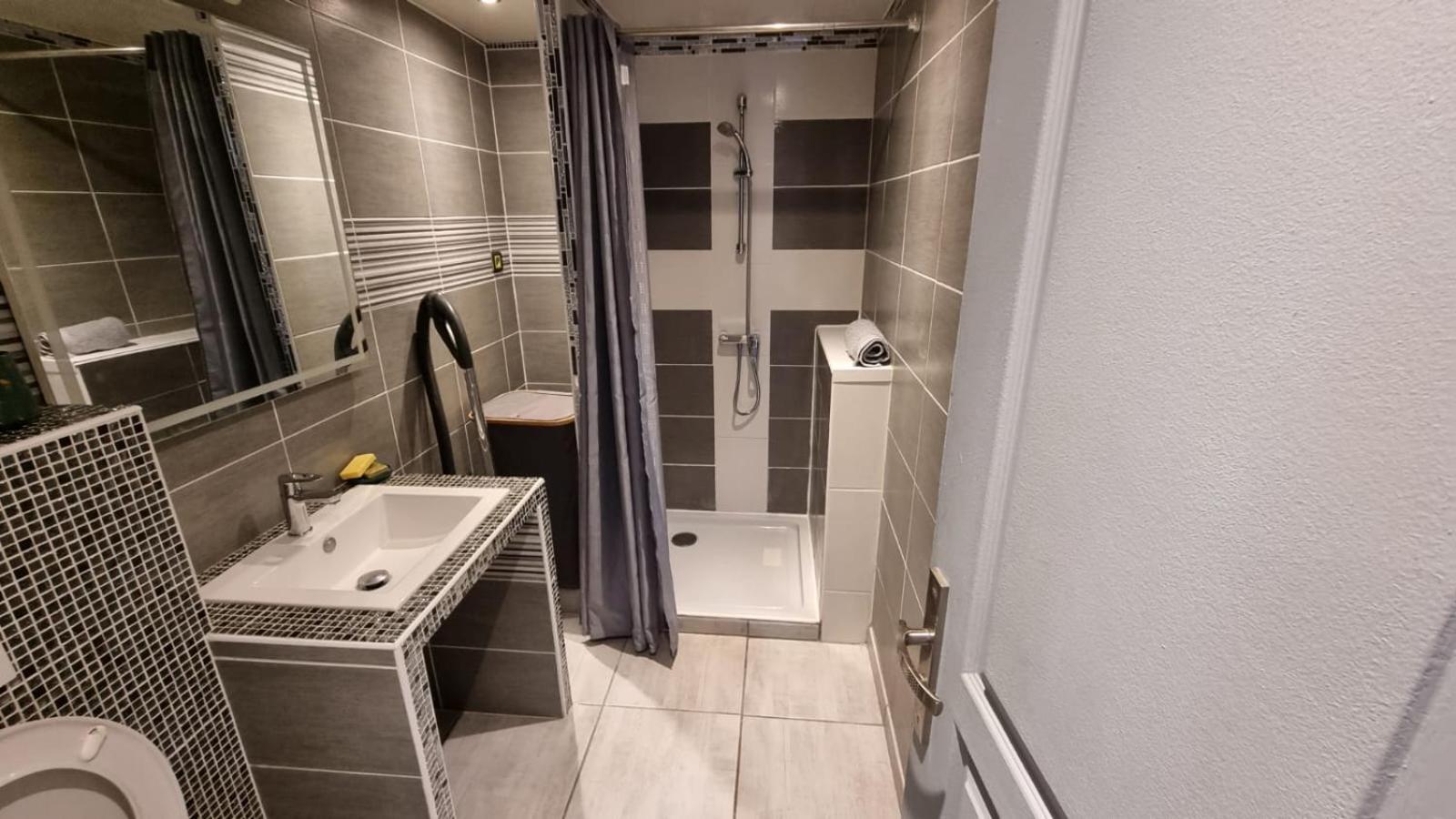 T2 Traversant Avec Une Grande Terrasse Et Piscine Кан сюр Мер Екстериор снимка